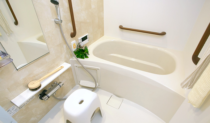 浴室には複数の手すりが設置してあり、湯船への出入りも安全にできます。