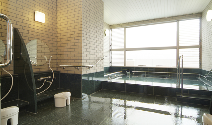 光が差し込む大浴場は開放的で、毎日の入浴が楽しみになります。