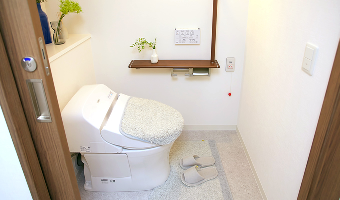 温水洗浄便座のトイレには、手すりや緊急コールがついて安全に使うことができます。