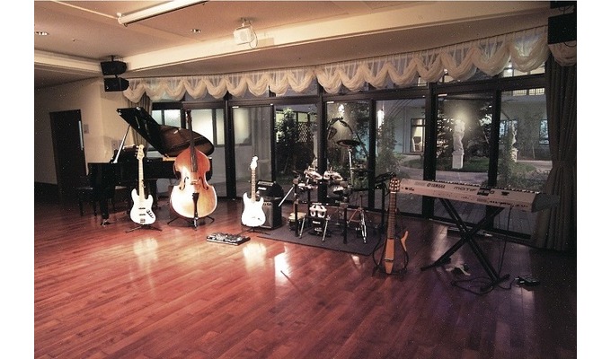 様々な楽器が置かれているホール