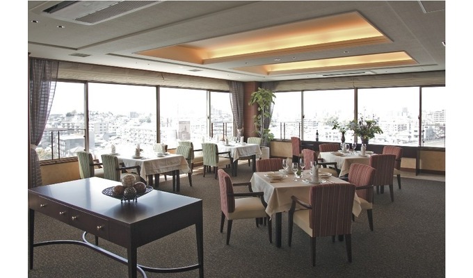 優雅な気持ちで食事を楽しめる、５階の展望レストランも入居者に人気です。