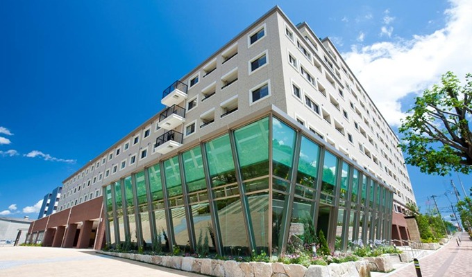 福岡で初めて建物内にクリニックモールと介護事業所を併設する「所有権方式」の分譲マンション。