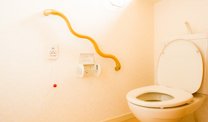 トイレの手すりは波型が手にフィットして持ちやすい形状です。