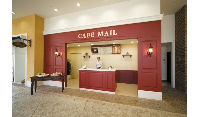 エントランスホール内には、一般の方も利用できるカフェも併設。