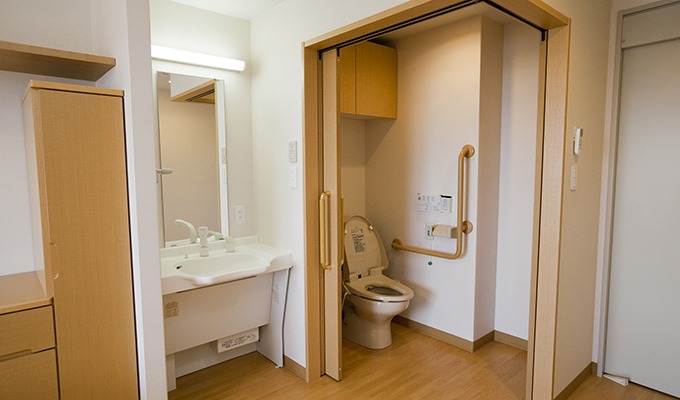 座ったまま使える洗面台や2面開きドアのトイレは、車椅子での使いやすさに配慮しました。