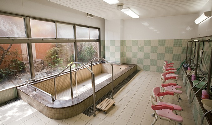 大浴場は、坪庭を眺めながら手足を伸ばせる癒しの空間です。