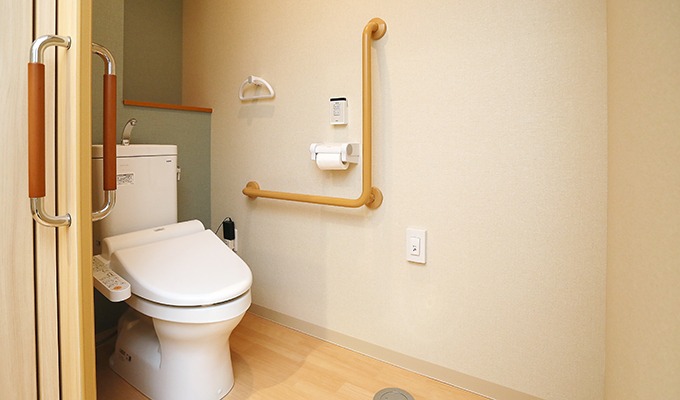 居室玄関とトイレはセンサーライト完備なので、人を感知して自動で照明がつきます。