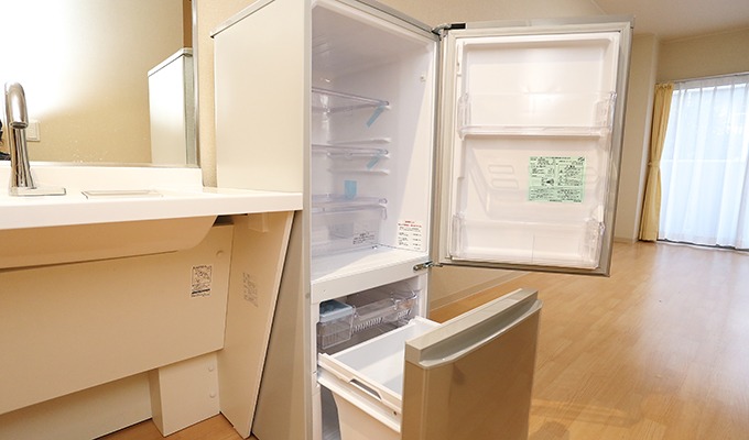 146Lの冷蔵庫も完備。使い勝手を考えて、冷蔵と冷凍が別々になったタイプです。