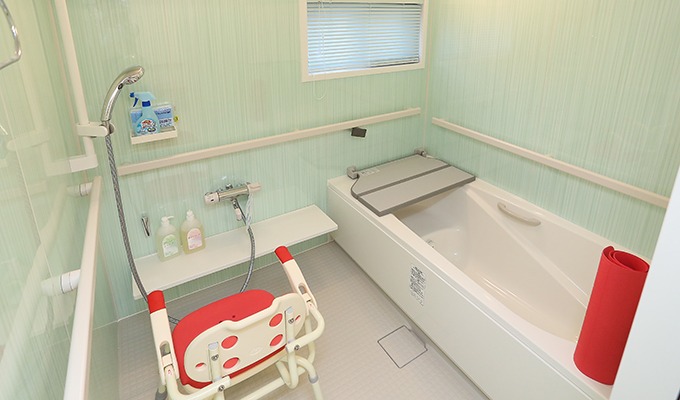 気分で選べる3つの個浴はすべて壁が違います。これは清潔感のあるグリーンの個浴。