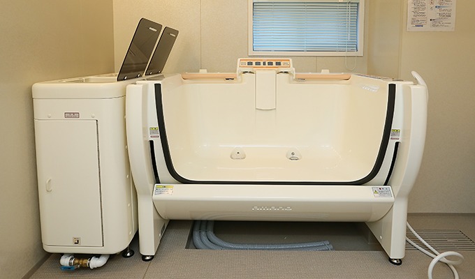 機械浴に入る際は、腰かけて入りやすい高さまで側面が開きます。