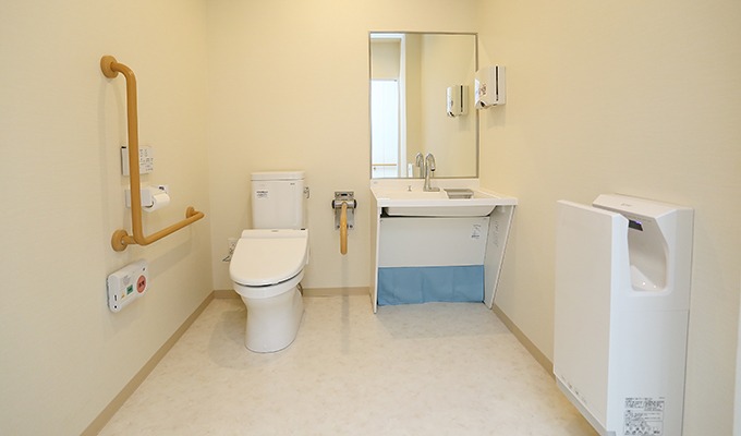 各階には、広々とした車椅子専用トイレがあります。