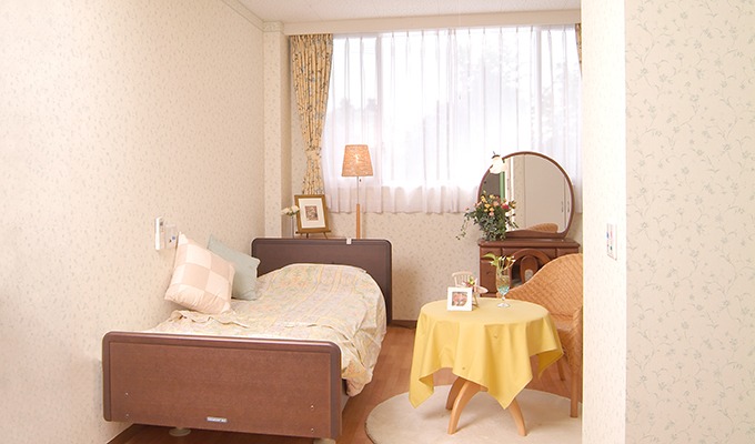 居室には、エアコン、介護型ベッド、クローゼット、チェストなどが備わっています。