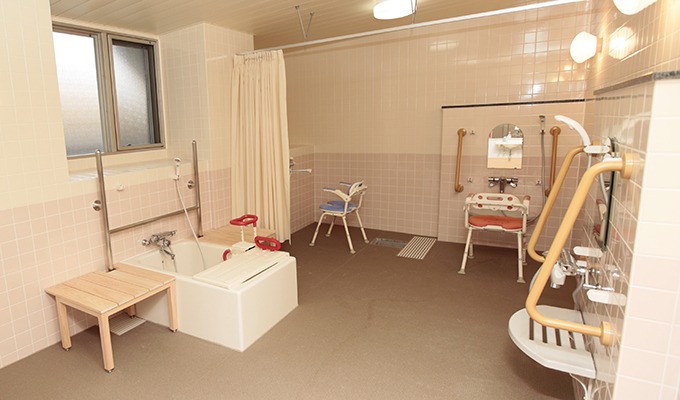 介護浴室も広々とした造りで、安全性に充分な配慮をしています。