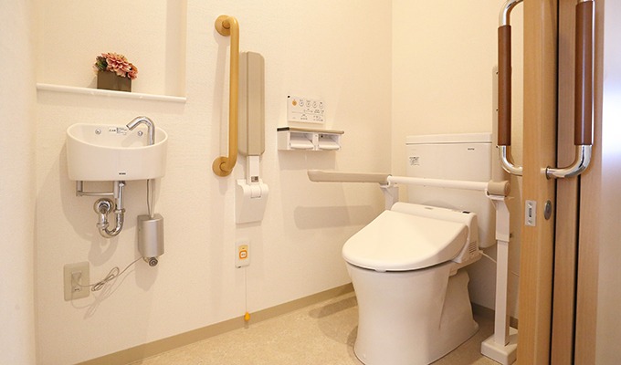 機能的なトイレは、車いすでも利用しやすい設計です。