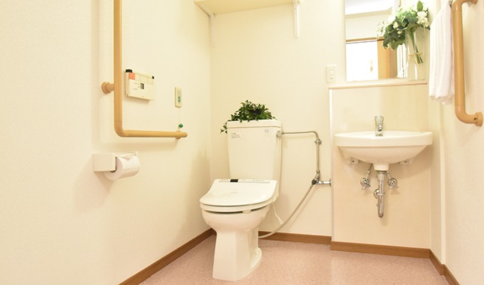 清潔感のあるトイレは、機能的で安全にお使いいただけます。