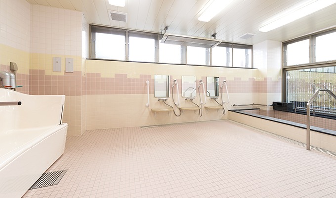 光が入る快適な浴室が、1F～4Fまで各階にあります。
