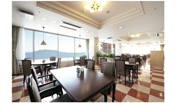 展望レストランでは海を眺めながら食事を楽しめます。