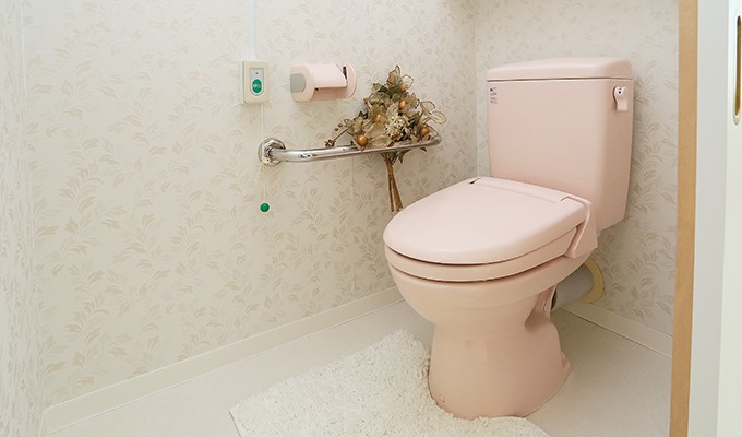 居室トイレは人感センサーを採用し、自動で点灯します。