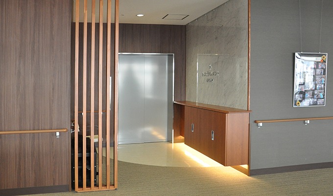 居住スペースの玄関、11Fへは専用エレベーターで向かいます。