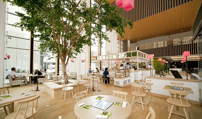 ビル1Fのカフェは、吹き抜けが気持ち良い開放的な空間です。