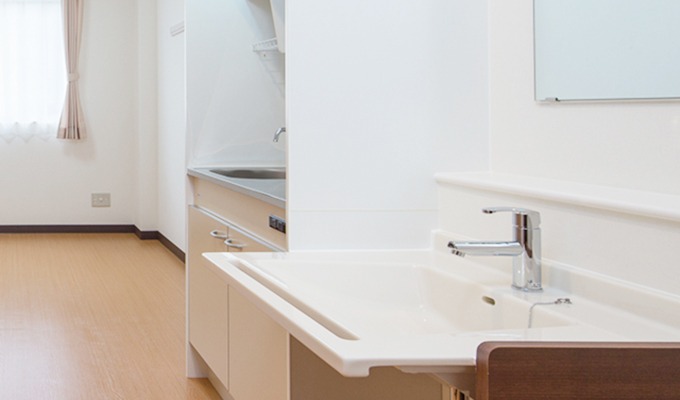 シンプルで大きな洗面台は、車いすでも足が入りやすく、使いやすい設計です。