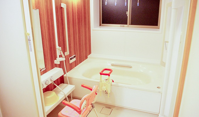 一般住宅に近い個浴は、またぎが低く手すりを各所に設置し、安全に入浴いただけます。