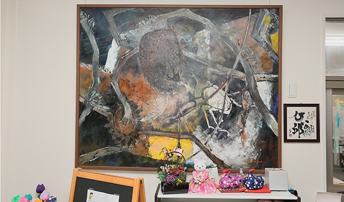 個性的な絵画や手芸品が訪問者を迎えてくれます。