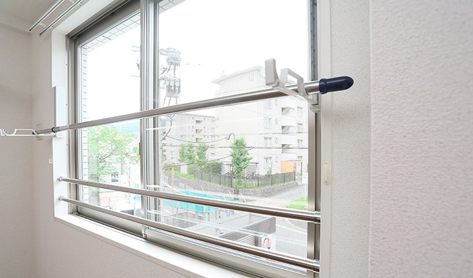 ご入居者に大好評の物干し竿は、室内側につけてあります。
