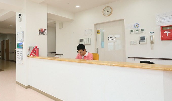 各フロアの共用スペースでは、いつもスタッフがご入居者を見守っています。