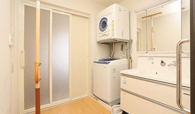 脱衣スペースの洗濯機や乾燥機は自由にお使いいただけます。