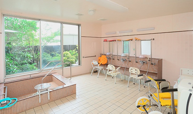 デイサービスの大浴場は、緑が見えて気持ちの良い空間です。