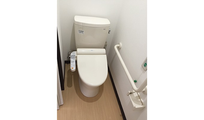 トイレは安全面も機能面も抜群の、手すりが備わった洗浄機能付き暖房便座です。