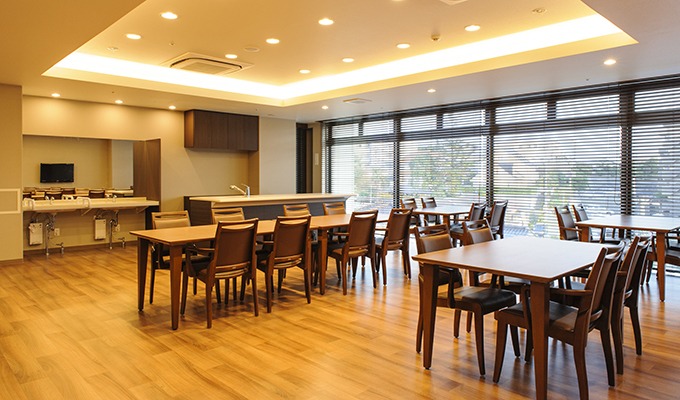 『1番館』食堂談話室も柔らかな暖色の灯りで、落ち着ける空間です。