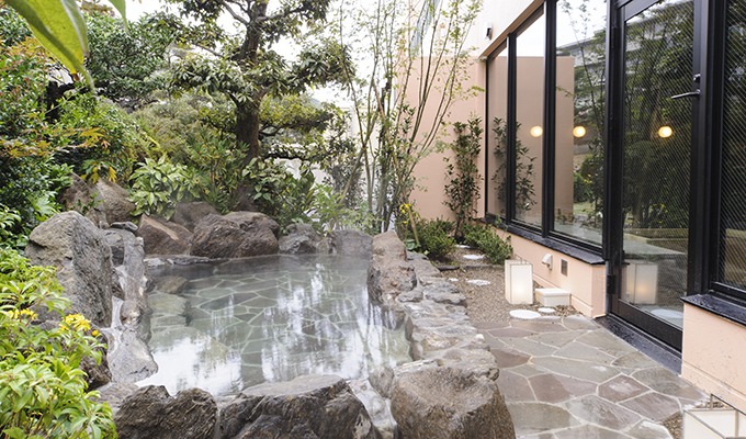 『1番館』豊かな自然の中にある露天風呂は、季節ごとに表情が変わります。