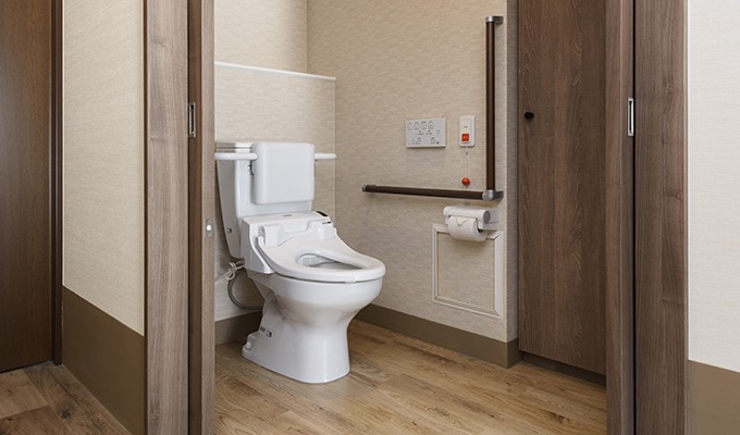 『2番館』トイレは2方向から扉が開き、背もたれや洗浄機能もついて快適です。