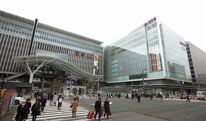 博多駅からバスで5分の都市型施設。スーパーや公園も近く、暮らしに便利な環境です。
