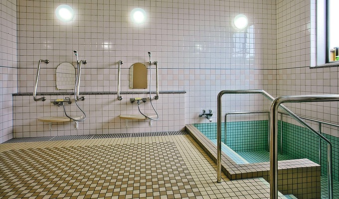 デイサービスの大浴場では、介助の手も借りながら安全にゆったり入浴することができます。