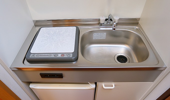 安全なIHヒーターのミニキッチンやミニ冷蔵庫も、このタイプの居室の特徴です。