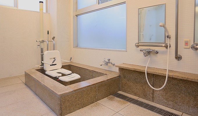 リフト浴の浴室も石造りでヒーリング効果たっぷりです。