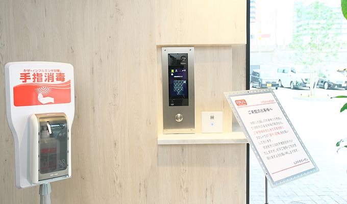 風除室にあるオートロックや消毒で、セキュリティや感染症対策も万全です。