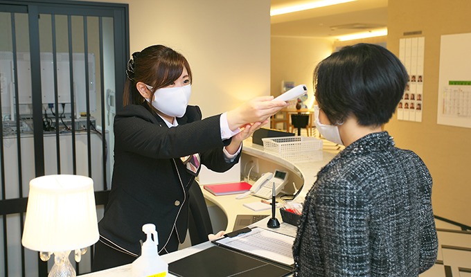 入館時には検温や記帳を必須にし、ご入居者の安全を守っています。