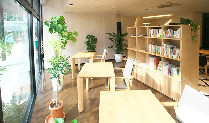 窓際のライブラリースペースでは、穏やかな光に包まれながらゆっくり読書などを。