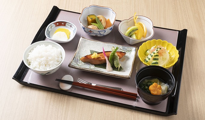 栄養士が管理するお食事は、毎食2種類のメニューから選ぶ楽しさがあります。