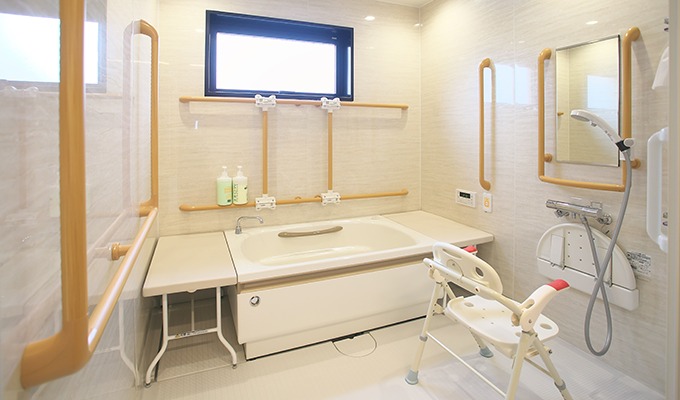 介護専用フロアには個浴と機械浴を備え、安全に入浴いただけるようになっています。