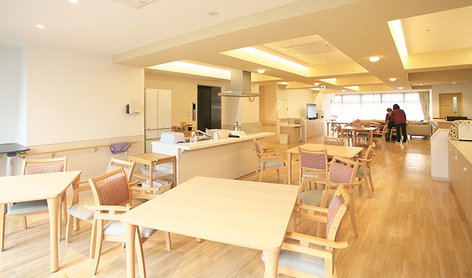 介護専用フロアのダイニングには、常にスタッフが常駐してご入居者の暮らしを見守っています。