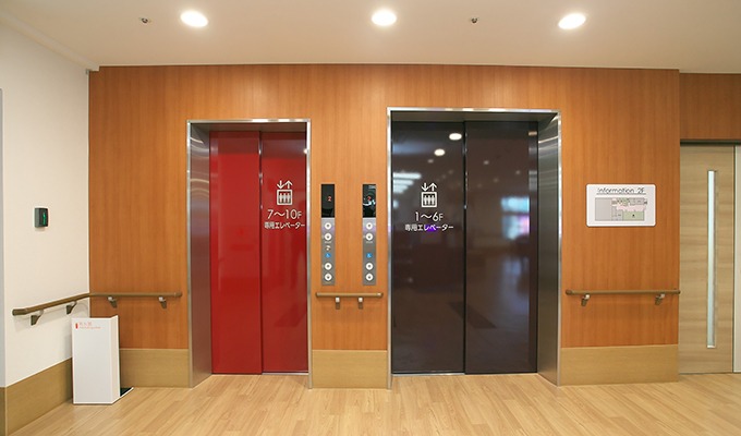 エレベーターは3～6階用、7～10階用で分かれています。