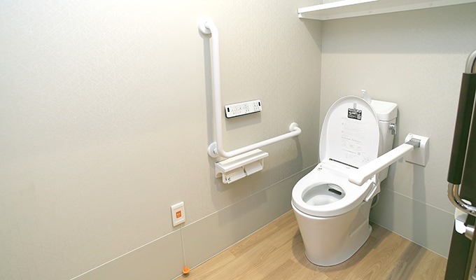 トイレは温水洗浄機能付きで、手すりや棚も備えています。