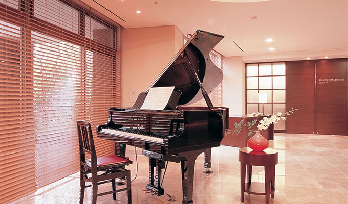 ロビーにはグランドピアノもあり、プロの奏者を招いたパーティも開催されます。