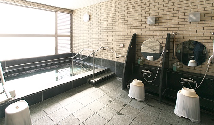 大浴場では週1回、源泉が専用タンク車で運び込まれる温泉デーがあります。