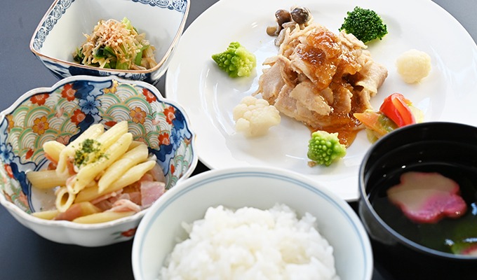 食欲をそそる見た目にもこだわったお食事は、施設内で手作りしています。